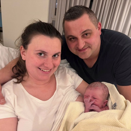 Das Neujahrsbaby 2026: Lena und Florian Hugo freuen sich über Theo.