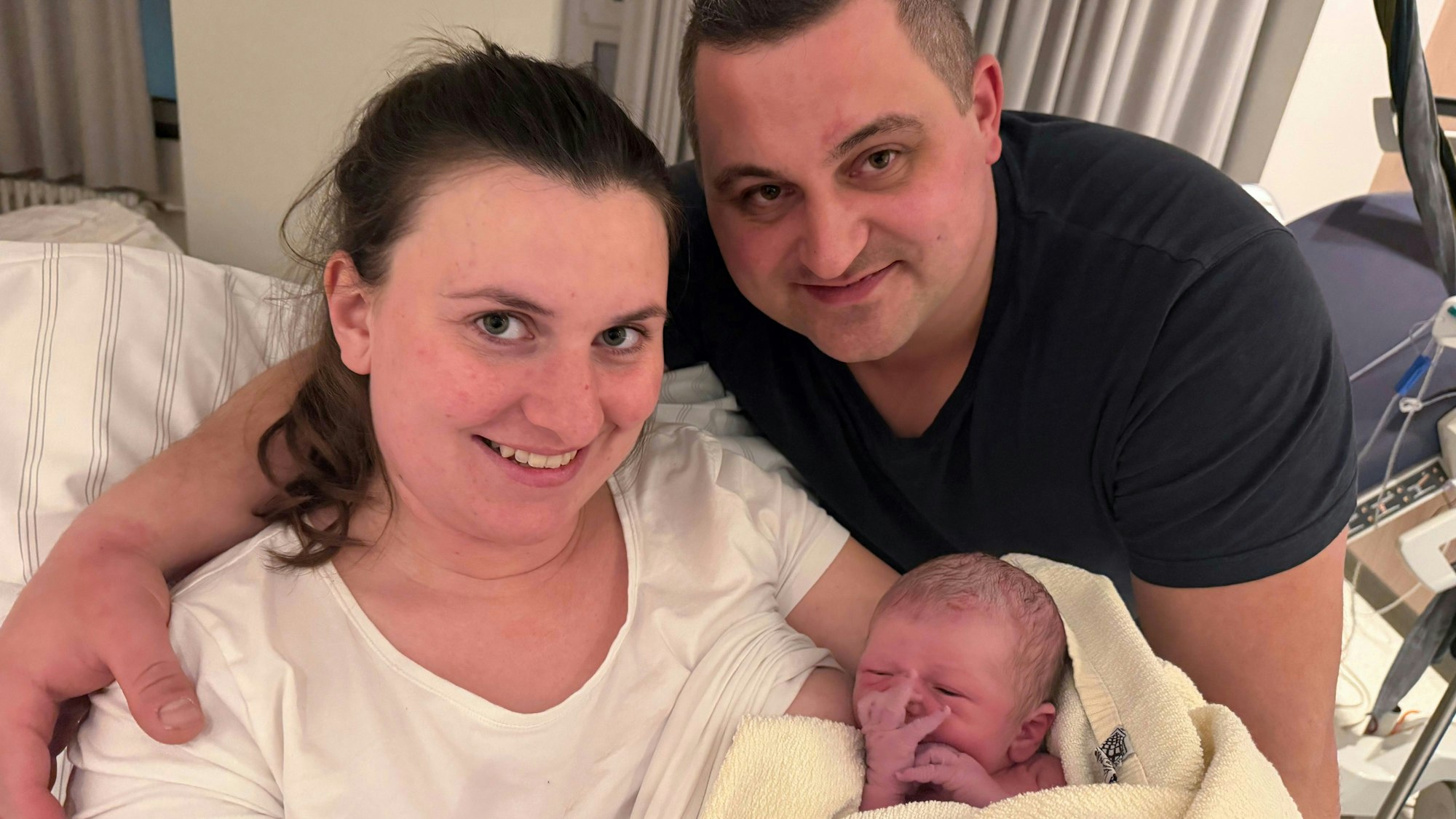 Lena und Florian Hugo mit Theo, dem Leverkusener Neujahrsbaby.