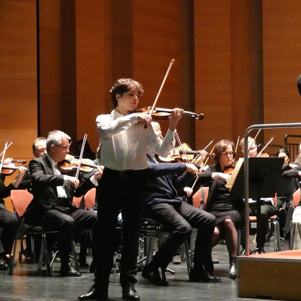 Solist Raphael Gisbertz spielte die Carlo-Giuseppe-Testore-Violine aus dem Jahr 1700.