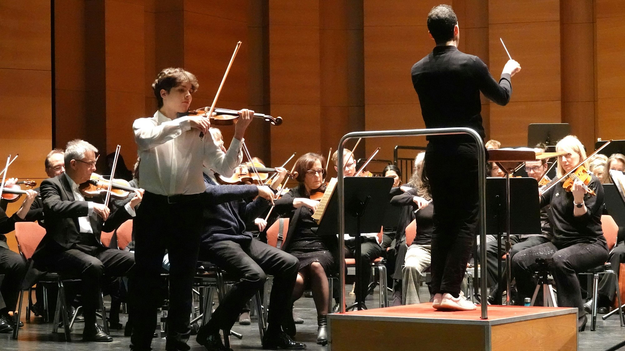 Solist Raphael Gisbertz spielte die Carlo-Giuseppe-Testore-Violine aus dem Jahr 1700.