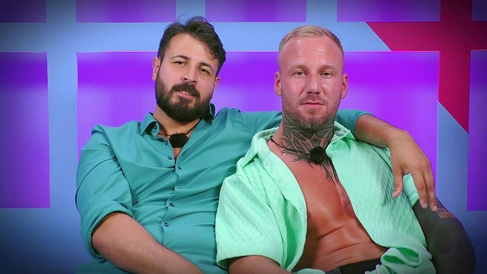 Der vergebene David (links) bringt Elena beim Tanzen zu Fall (Bild: RTL)