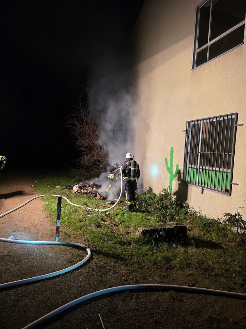 Einsatzkräfte der Feuerwehr im Einsatz in der Silvesternacht.