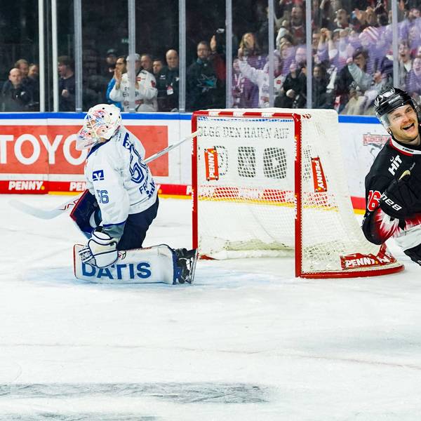 Eishockey Penny-DEL 22. Spieltag Kölner Haie - Mannheimer Adler am 25.11.2025 in der Lanxess Arena in Köln Nate Schnarr Köln , rechts - bejubelt einen verwandelten Penalty Gemäß den Vorgaben der DEL Deutsche Eishockey Liga ist die Publikation und Weiterverwertung der Aufnahmen in elektronischen Medien und Endgeräten aller Art während des laufenden Spiels nicht zulässig. *** Ice Hockey Penny DEL 22 Matchday Cologne Sharks Mannheim Eagles on 25 11 2025 at the Lanxess Arena in Cologne Nate Schnarr Cologne , right cheers a converted penalty According to the regulations of the DEL German Ice Hockey League, the publication and further utilization of the recordings in electronic media and end devices of all kinds during the ongoing game is not permitted xDMx