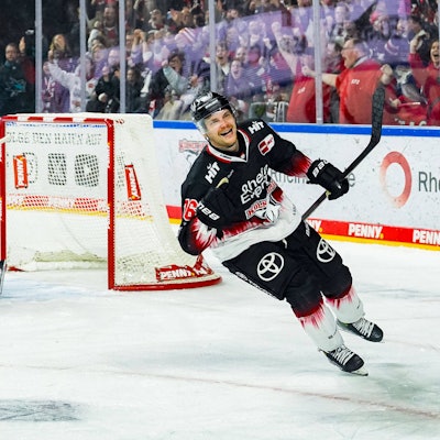 Eishockey Penny-DEL 22. Spieltag Kölner Haie - Mannheimer Adler am 25.11.2025 in der Lanxess Arena in Köln Nate Schnarr Köln , rechts - bejubelt einen verwandelten Penalty Gemäß den Vorgaben der DEL Deutsche Eishockey Liga ist die Publikation und Weiterverwertung der Aufnahmen in elektronischen Medien und Endgeräten aller Art während des laufenden Spiels nicht zulässig. *** Ice Hockey Penny DEL 22 Matchday Cologne Sharks Mannheim Eagles on 25 11 2025 at the Lanxess Arena in Cologne Nate Schnarr Cologne , right cheers a converted penalty According to the regulations of the DEL German Ice Hockey League, the publication and further utilization of the recordings in electronic media and end devices of all kinds during the ongoing game is not permitted xDMx