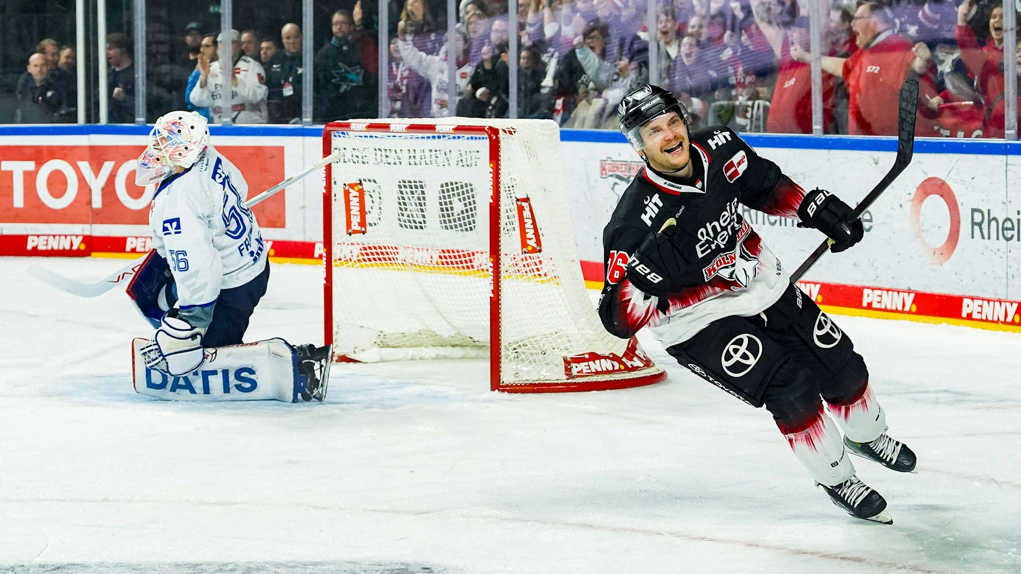 Eishockey Penny-DEL 22. Spieltag Kölner Haie - Mannheimer Adler am 25.11.2025 in der Lanxess Arena in Köln Nate Schnarr Köln , rechts - bejubelt einen verwandelten Penalty Gemäß den Vorgaben der DEL Deutsche Eishockey Liga ist die Publikation und Weiterverwertung der Aufnahmen in elektronischen Medien und Endgeräten aller Art während des laufenden Spiels nicht zulässig. *** Ice Hockey Penny DEL 22 Matchday Cologne Sharks Mannheim Eagles on 25 11 2025 at the Lanxess Arena in Cologne Nate Schnarr Cologne , right cheers a converted penalty According to the regulations of the DEL German Ice Hockey League, the publication and further utilization of the recordings in electronic media and end devices of all kinds during the ongoing game is not permitted xDMx