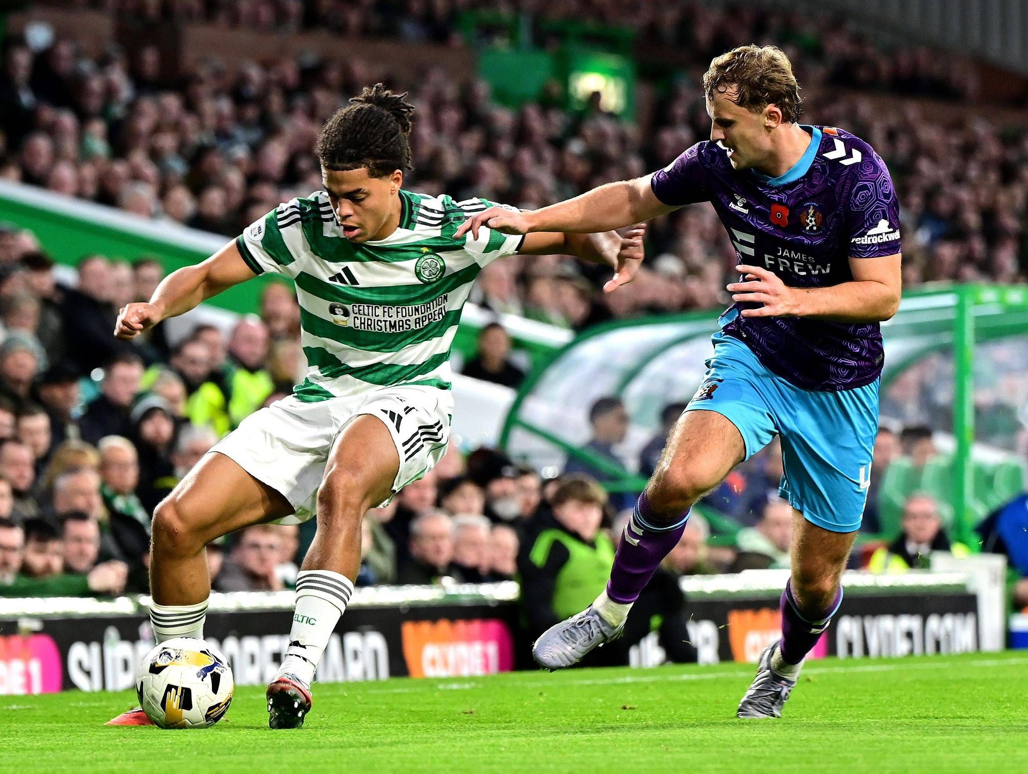 Jahmai Simpson-Pusey of Celtic and Zac Williams of Kilmarnock Celtic v Kilmarnock, William Hill Scottish Premiership, Football, Celtic Park, Glasgow, Scotland, UK - 09 Nov 2025Glasgow Celtic Park United Kingdom EDITORIAL USE ONLY No use with unauthorised audio, video, data, fixture lists, club/league logos or live services. Online in-match use limited to 120 images, no video emulation. No use in betting, games or single club/league/player publications. PUBLICATIONxINxGERxSUIxAUTxHUNxGRExMLTxCYPxROUxBULxUAExKSAxCHNxDENxINDxITAxPORxESPxSWExTURxMEXxCOLxVENxPERxECUxBRAxARGxCHIxURUxPARxPANxONLY Copyright: xMarkxRunnacles/Shutterstockx 15702238as