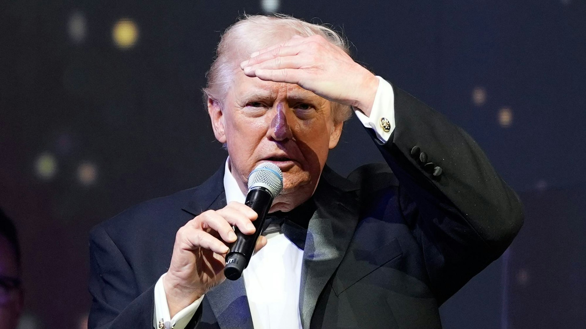US-Präsident Donald Trump spricht bei einer Silvesterfeier in seinem Club Mar-a-Lago