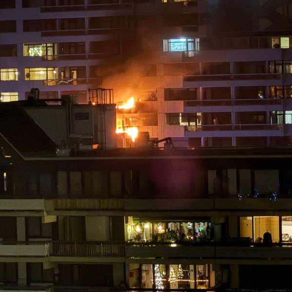 Feuer in der Ostlandstraße in Köln-Weiden am Silvesterabend