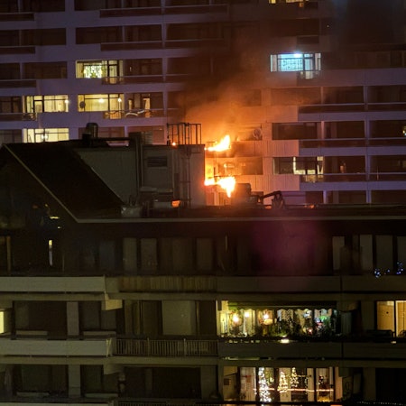 Feuer in der Ostlandstraße in Köln-Weiden am Silvesterabend