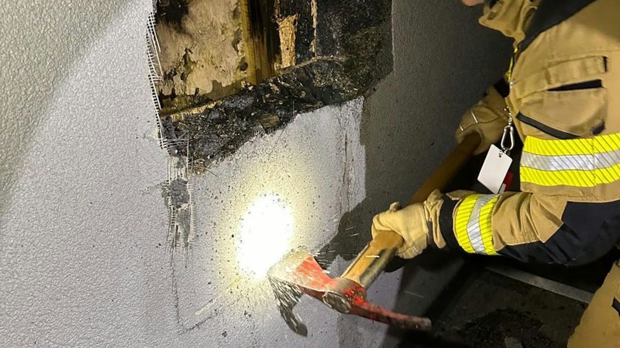 Ein Feuerwehrmann im Einsatz in der Silvesternacht.