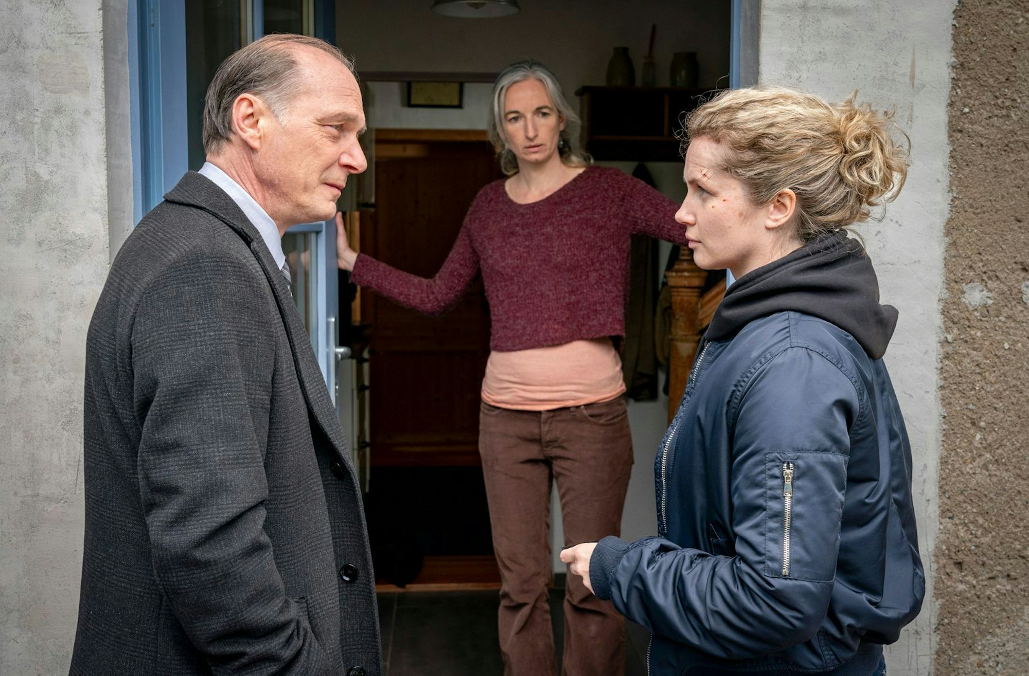 Peter Schnabel (Martin Brambach, links) und Leonie Winkler (Cornelia Gröschel) klappern im „Tatort: Nachtschatten“ Dresdener Häuser und Wohnungen ab, um zu überprüfen, ob die Geschichte der 16-jährigen Amanda stimmt. (Bild: MDR/MadeFor/Steffen Junghan)