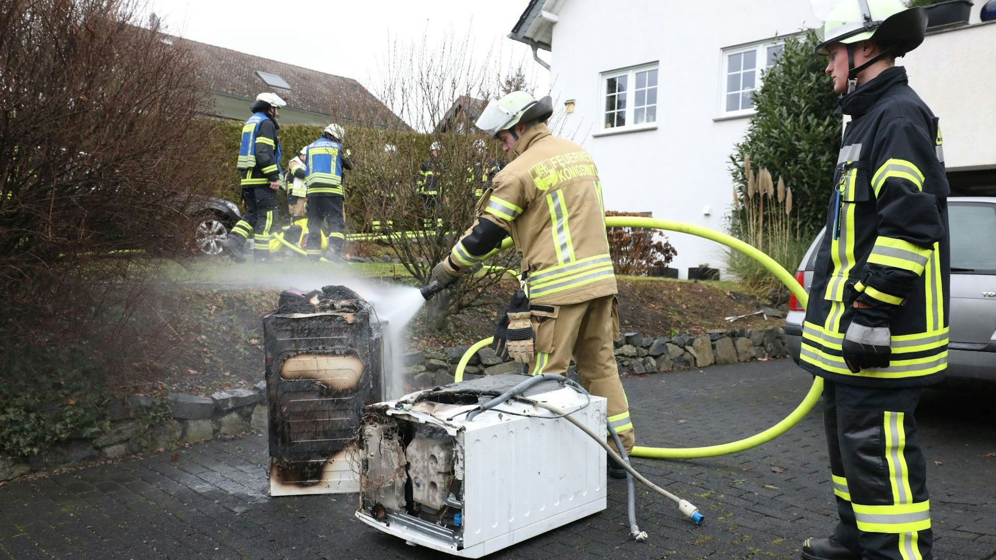 Die Feuerwehr löschte einen Kellerbrand in Königswinter-Berghausen.