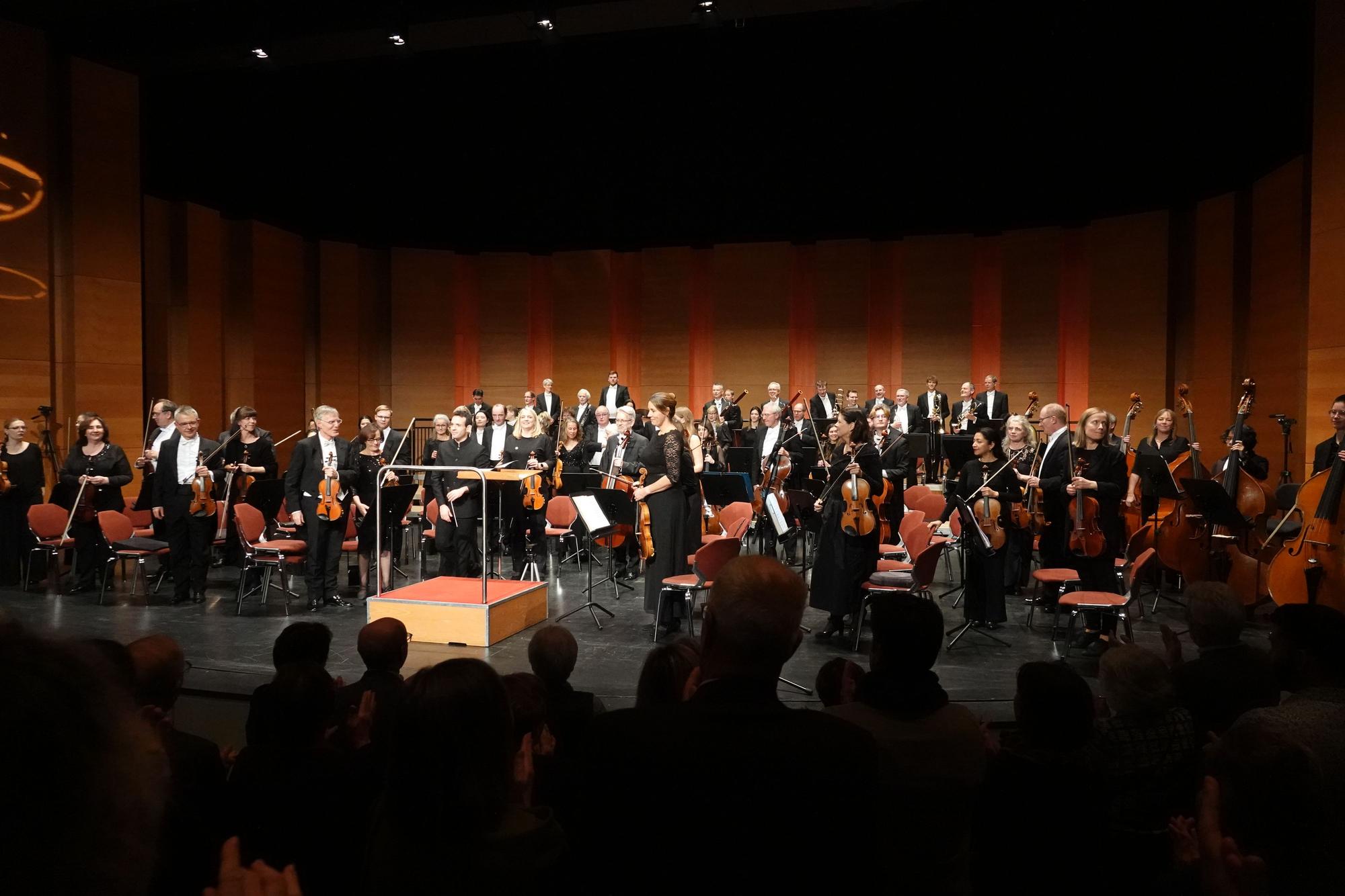 Volles Haus und ein begeistertes Publikum schon nach dem ersten Stück: Die Bayer Philharmoniker freuen sich über ein gelungenes Silvesterkonzert.