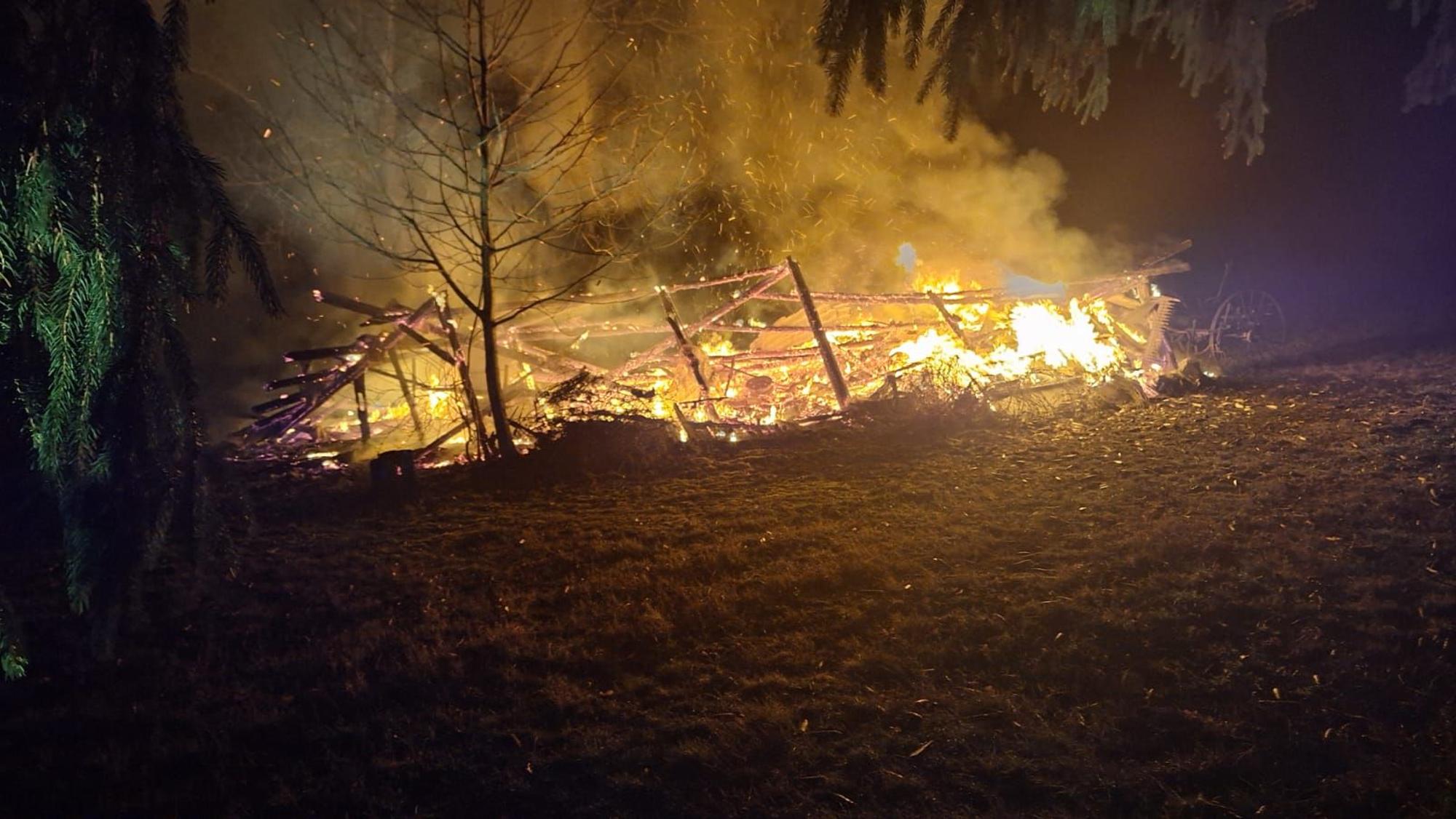 In Windeck brannte am Abend ein hölzerner Unterstand.