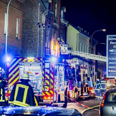 Das Bild zeigt einen Moment während der Löscharbeiten an der Römerallee in der Silvesternacht.