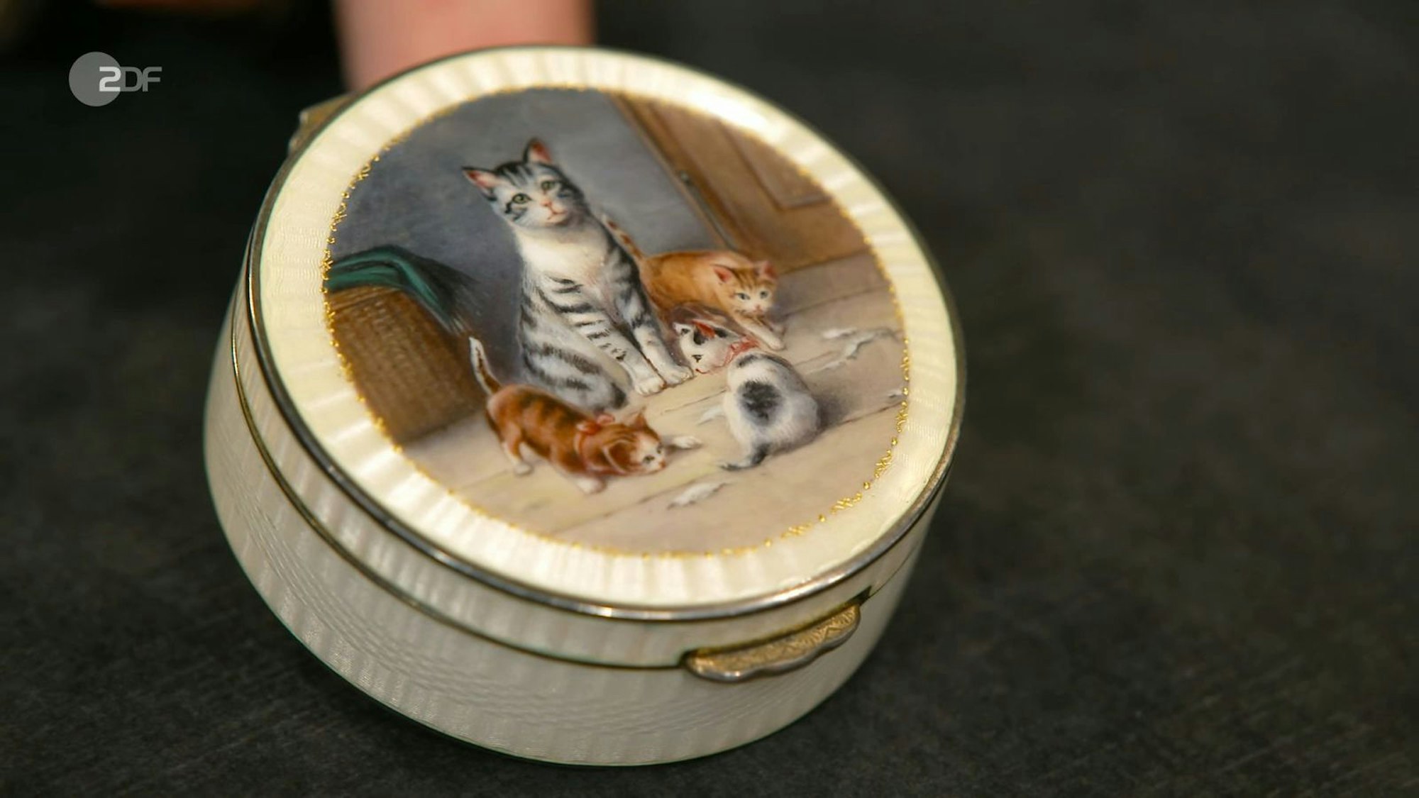 Die Dose mit Emaille-Malerei aus der Zeit zwischen 1872 und 1922 hatte einen Wert von 400 bis 500 Euro. Fabian Kahl bezahlte sogar 800 Euro.
(Bild: ZDF)