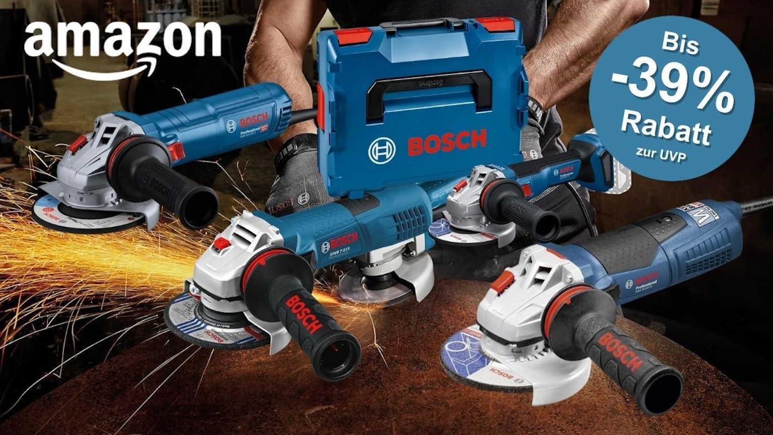 Verschiedene Modelle der blauen Bosch Professional Winkelschleifer vor einem Hintergrund mit Bauarbeiter, der einen Winkelschleifer auf der Baustelle benutzt.