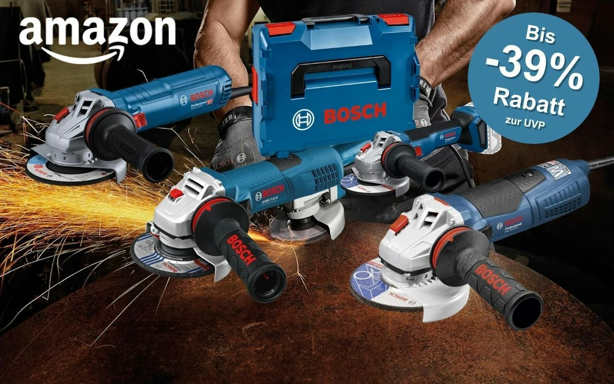 Verschiedene Modelle der blauen Bosch Professional Winkelschleifer vor einem Hintergrund mit Bauarbeiter, der einen Winkelschleifer auf der Baustelle benutzt.