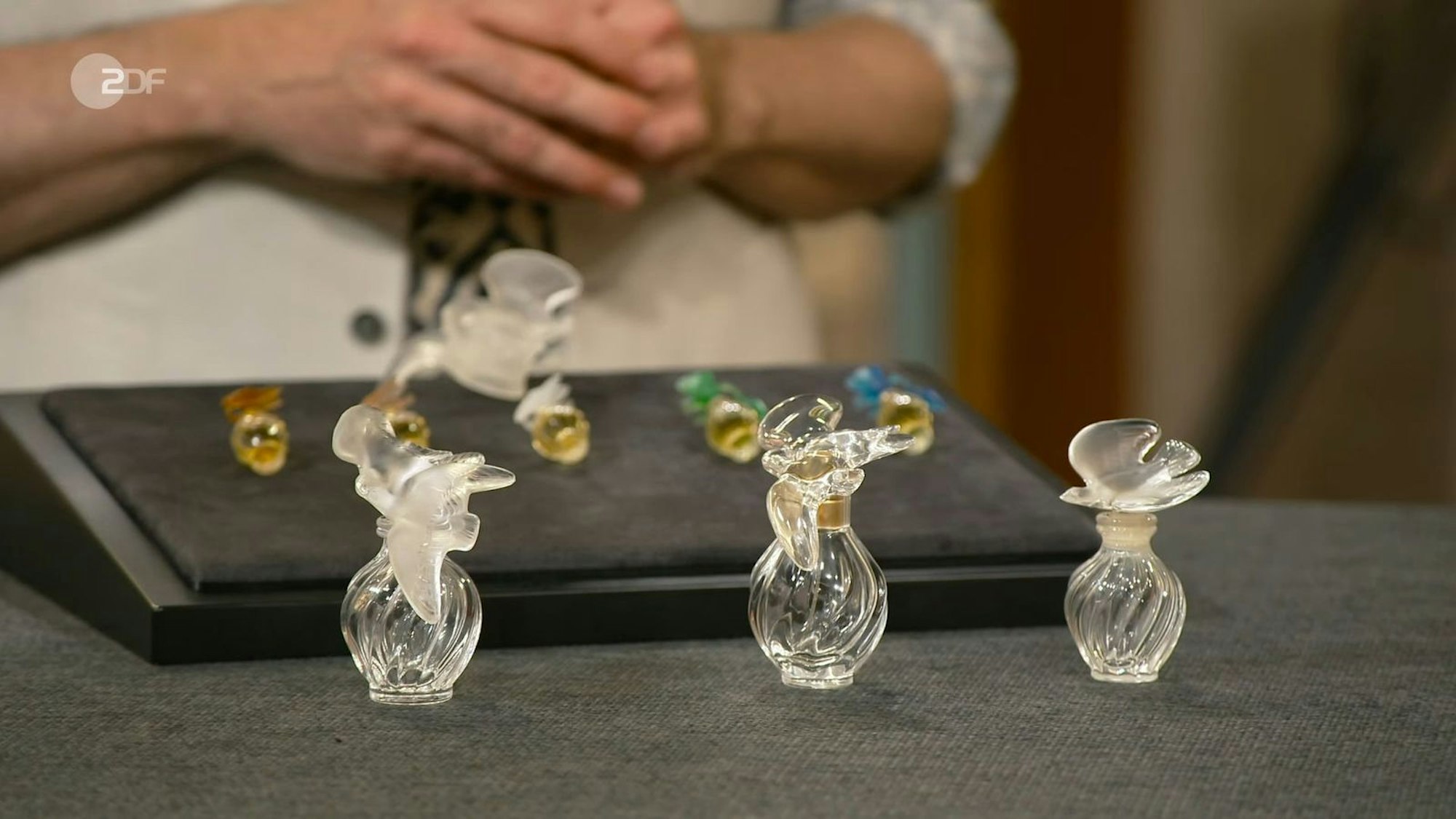 Die vermeintlich wertvollen Flacons stammten aber nicht aus den 50er-Jahren, der „Bares für Rares“-Experte musste feststellen, dass es sich um Nachahmungen handelte. „Das sind sogar Fälschungen!“, sah es Horst Lichter noch drastischer. (Bild: ZDF)
