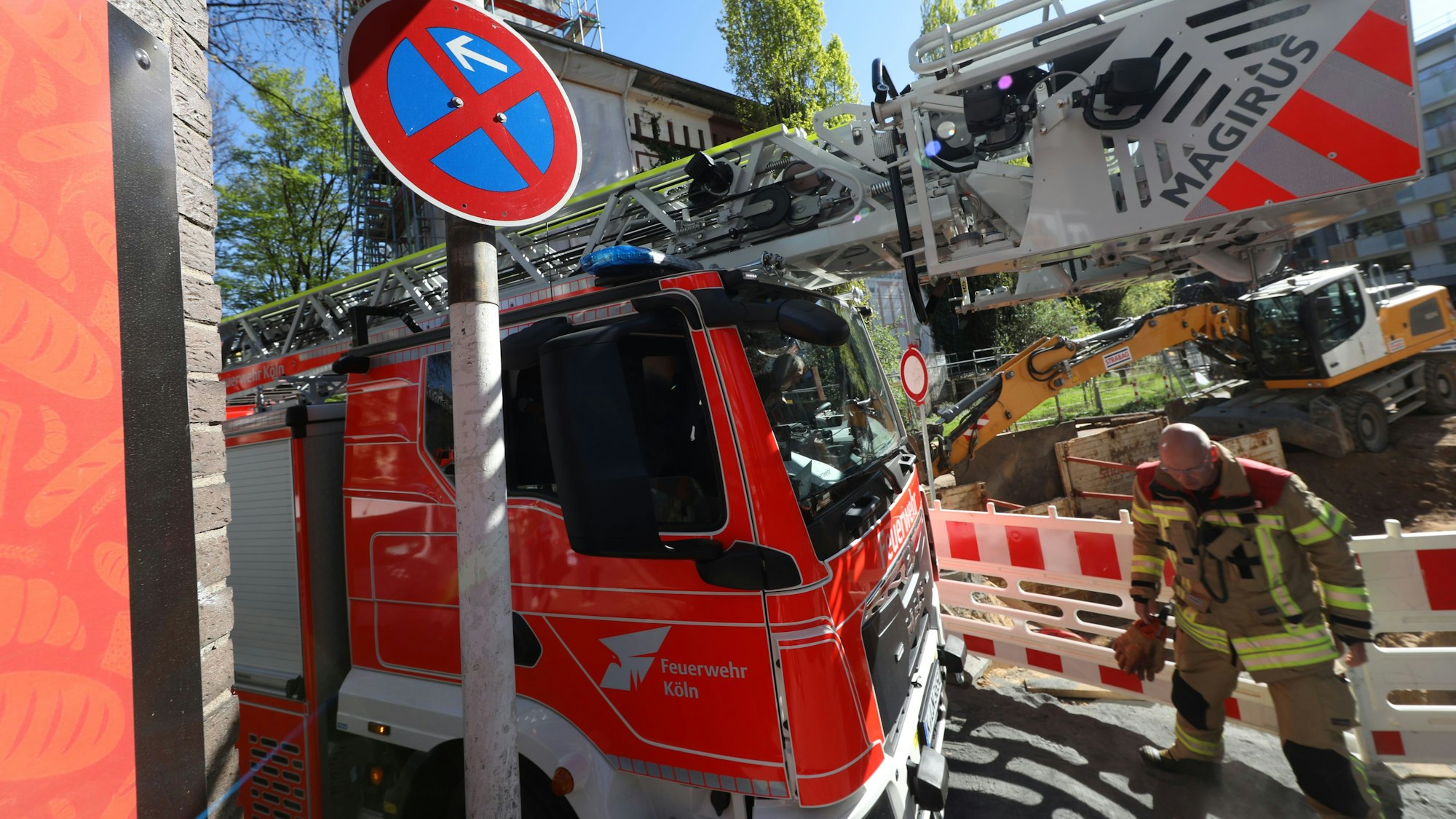 07.04.2025, Köln: Die Feuerwehr und das Ordnungsamt überprüfen bei einer Durchfahrtskontrolle im Stadtteil Deutz die Rettungswege für Einsätze ohne Behinderungen Foto: Arton Krasniqi