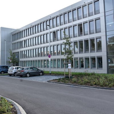 Das Bild zeigt das Polizeigebäude an der Sportparkstraße.