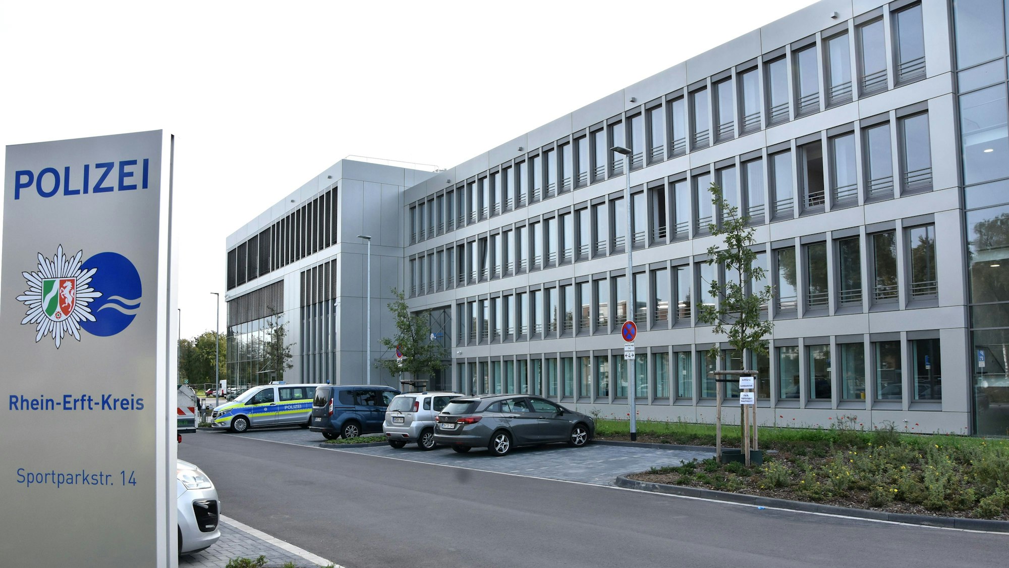 Das Bild zeigt das Polizeigebäude an der Sportparkstraße.