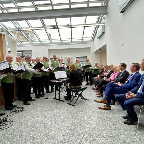 Der MGV Lechenich begleitete die kleine Wiedereröffnungsfeier des Marien-Hospitals in Erftstadt-Frauenthal. Unter den Gästen: Gregor Golland und Detlef Seif.