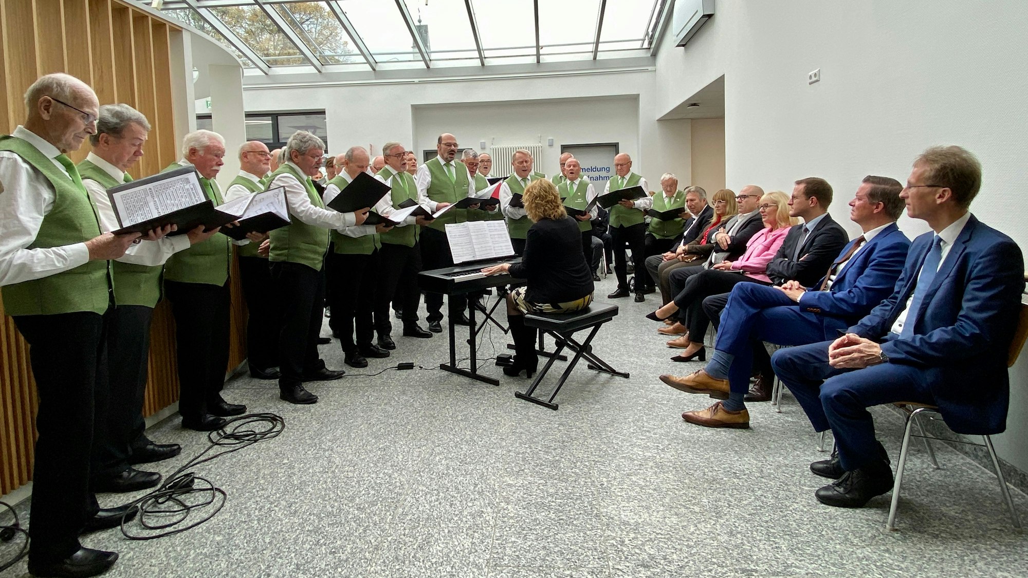Der MGV Lechenich begleitete die kleine Wiedereröffnungsfeier des Marien-Hospitals in Erftstadt-Frauenthal. Unter den Gästen: Gregor Golland und Detlef Seif.
