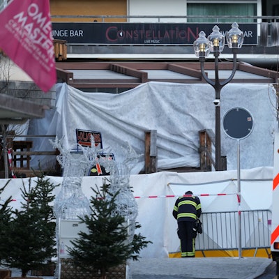 Die Bar Le Constellation ist nach einem verheerenden Feuer in der Schweiz abgeriegelt worden.