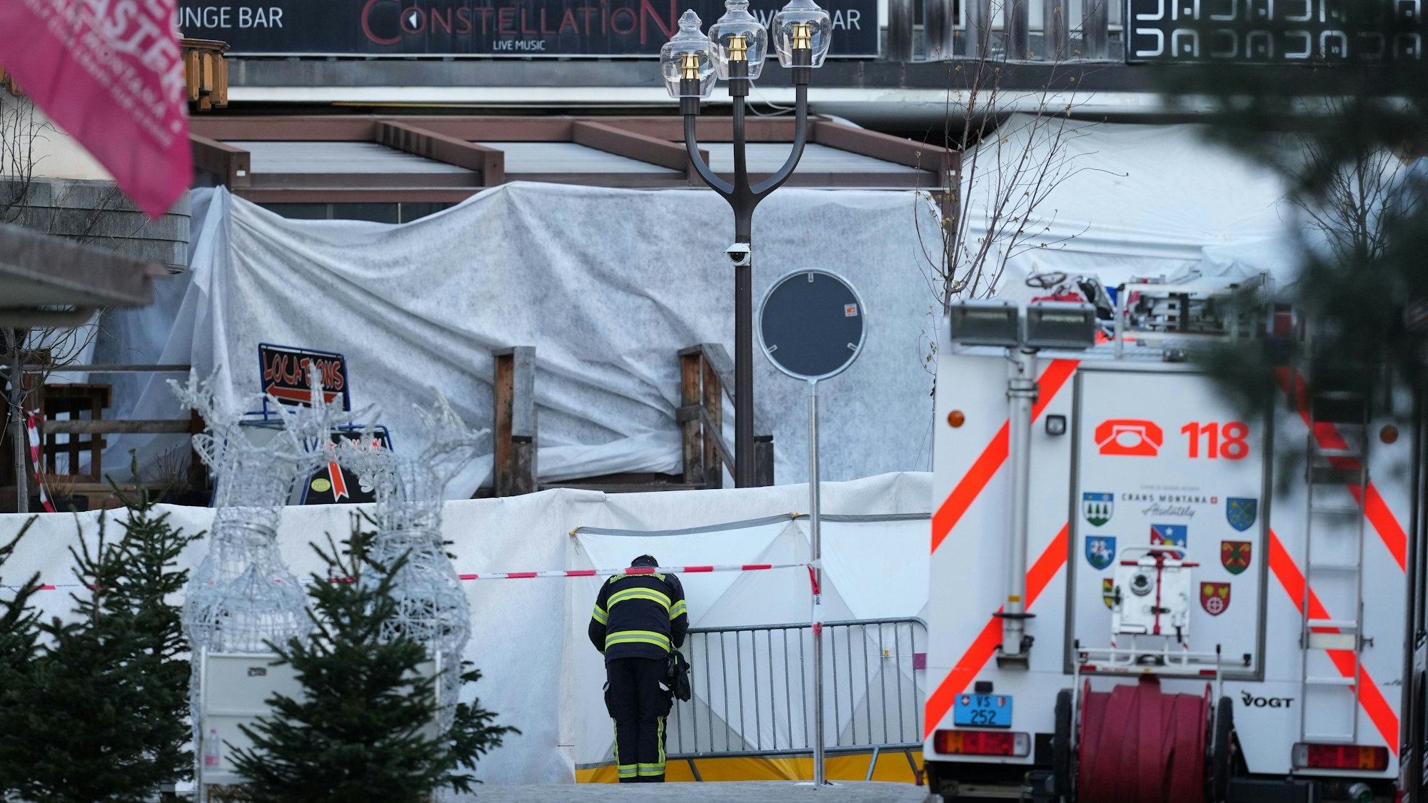 Die Bar Le Constellation ist nach einem verheerenden Feuer in der Schweiz abgeriegelt worden.