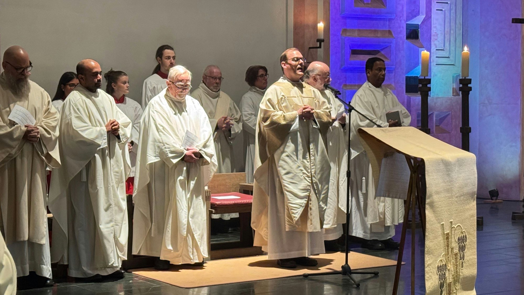 Geistliche stehen in einer Kirche.