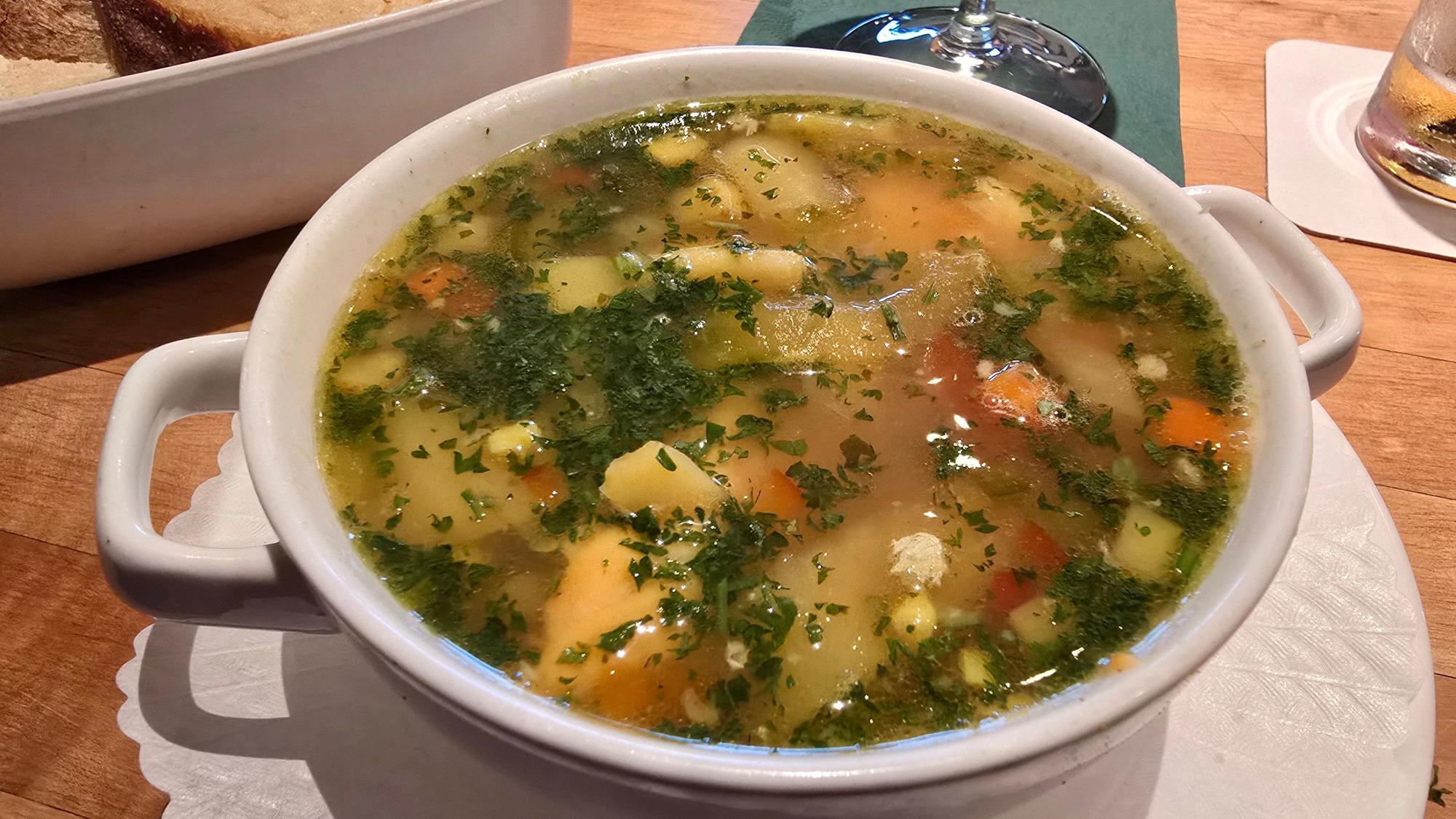 Bretonische Fischsuppe serviert in einer tiefen Schale.