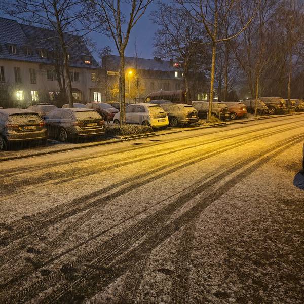 Schnee am Freitagabend im Kölner Agnes-Viertel.
