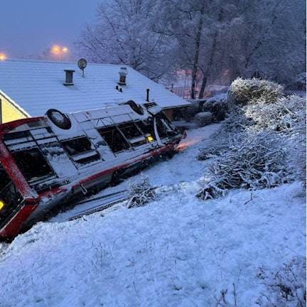 Der auf der Seite liegende, verunfallte Linienbus in Kürten.
