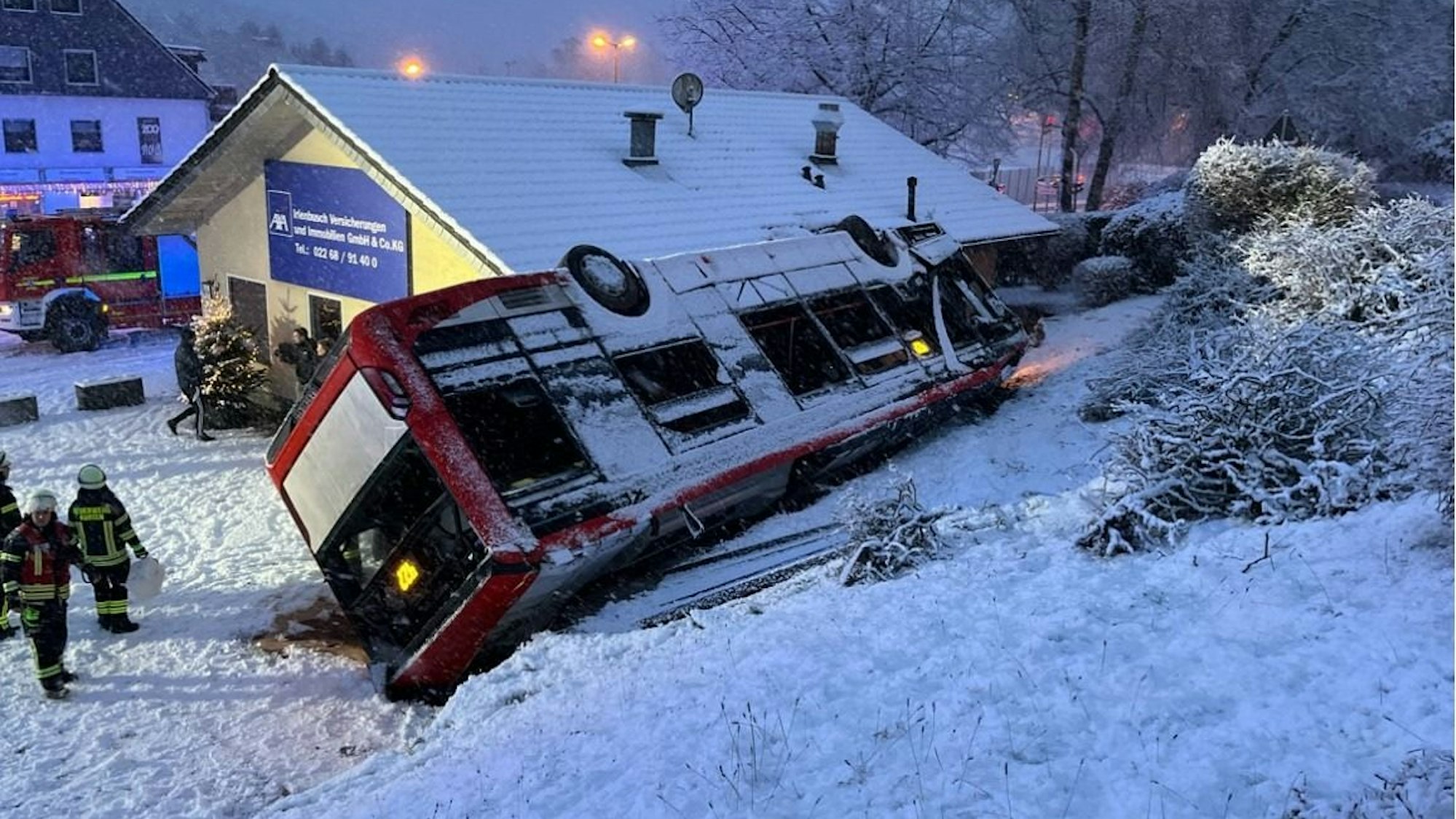 Der auf der Seite liegende, verunfallte Linienbus in Kürten.