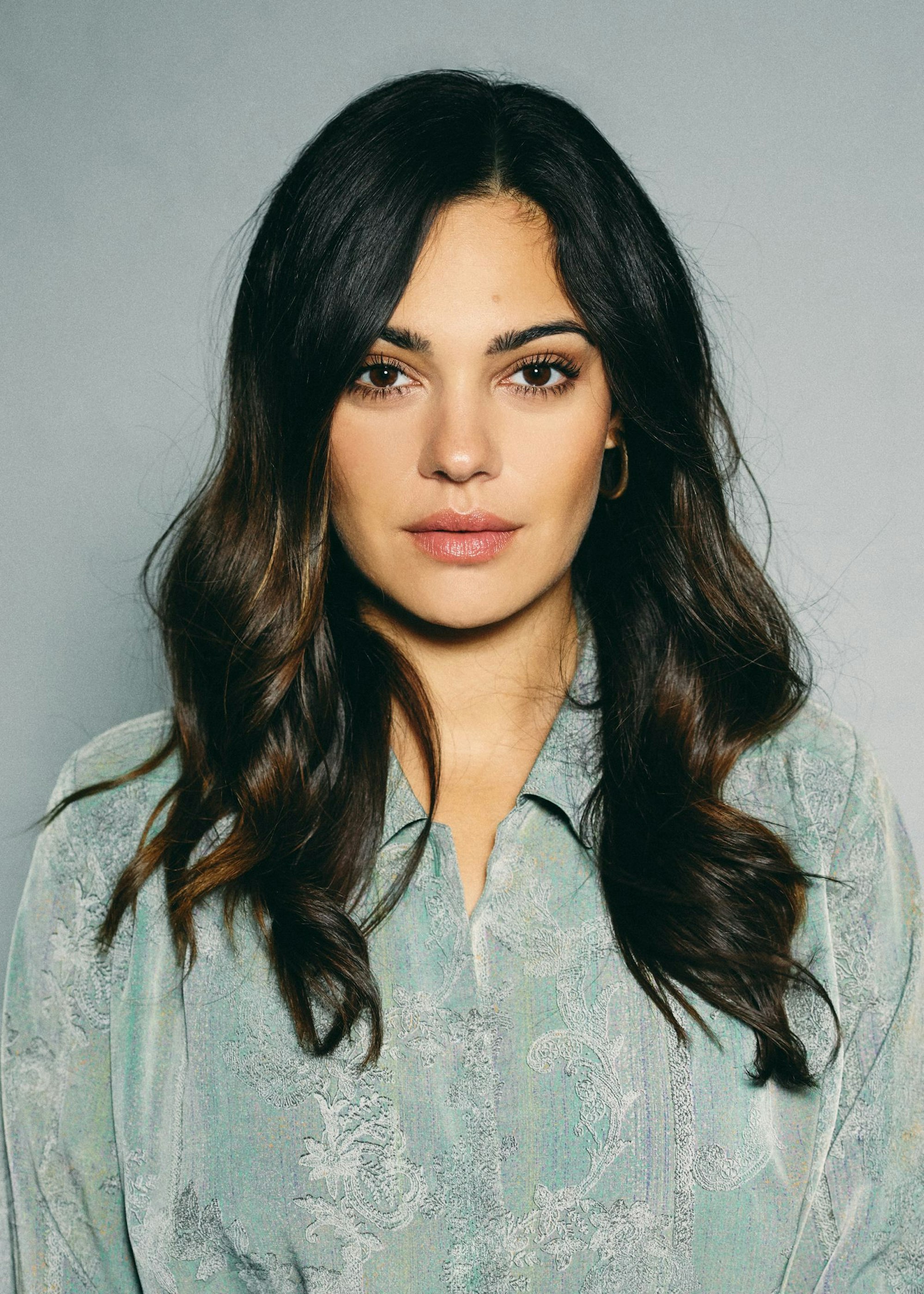 Nilam Farooq verkörpert in der True Crime-Serie „Take the Money and Run“ die nach wie vor flüchtige „Krypto Queen“ Ruja Ignatova. Im Interview spricht die 36-Jährige über die Sucht der Menschen nach Geld - und wo die Grenzen dieses „Glückskonzeptes“ liegen. (Bild: Rene Lohse)