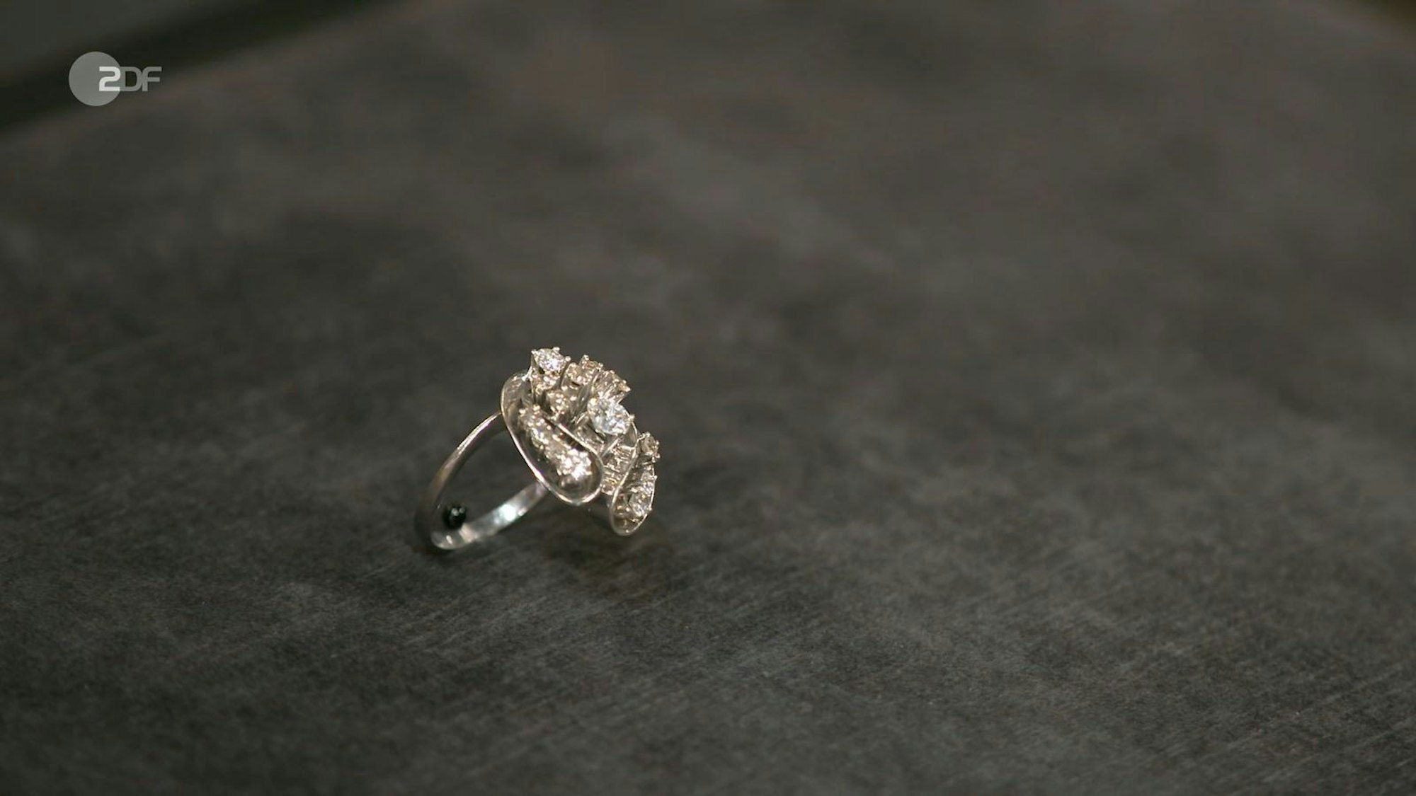Mehr Erfolg hatten die anderen Verkäuferinnen und Verkäufer. Der Diamantring mit Weißgoldfassung aus den 1970er-Jahren wurde auf 1.000 Euro geschätzt. Lisa Nüdling kaufte ihn für 850 Euro.
(Bild: ZDF)