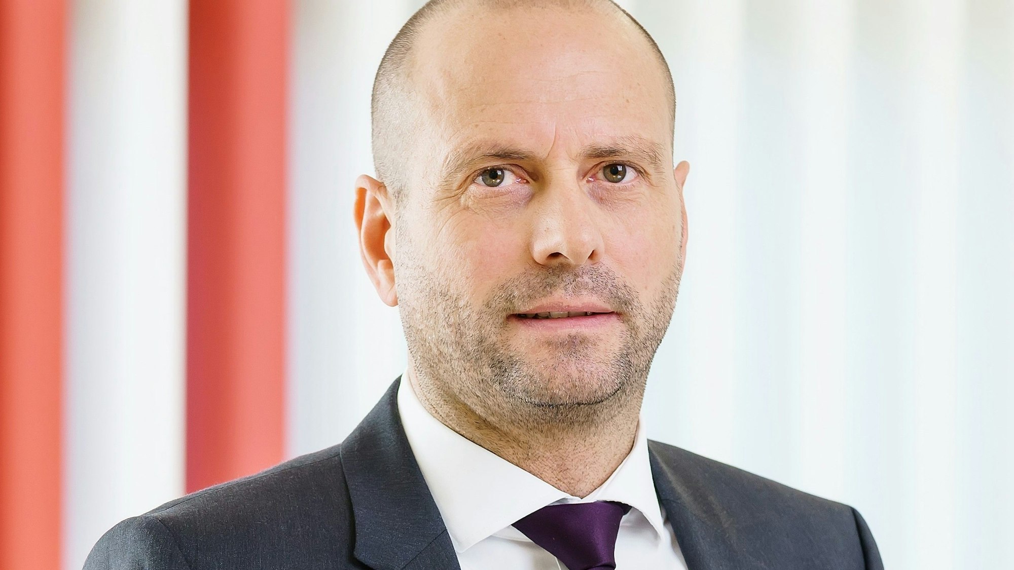 Ein Mann guckt in die Kamera.