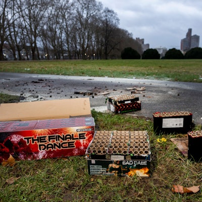 Böllerreste und Müll aus der Silvesternacht liegen am Neujahrsmorgen im inneren Grüngürtel zwischen Zülpicher Straße und Bachemer Straße.