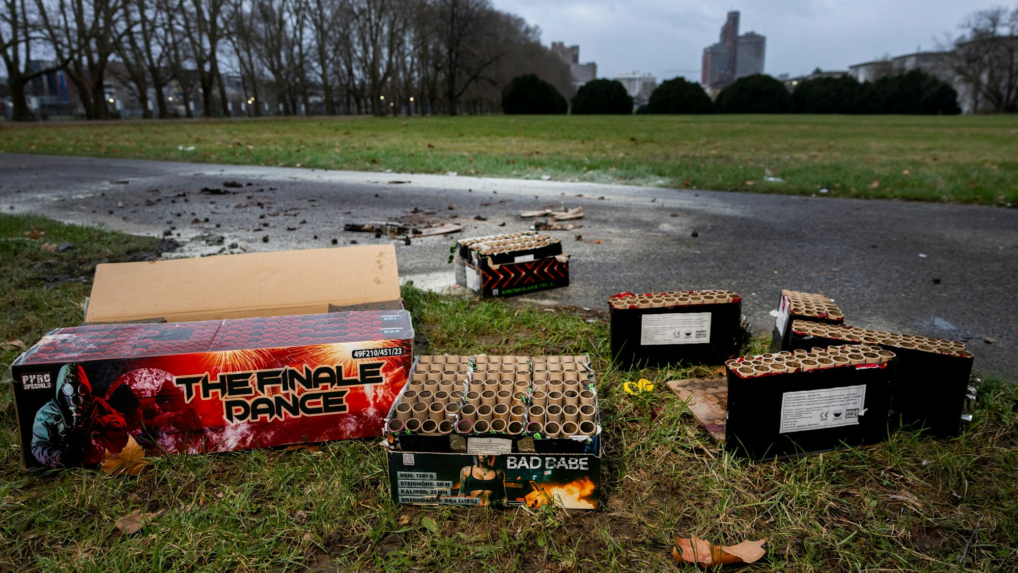 Böllerreste und Müll aus der Silvesternacht liegen am Neujahrsmorgen im inneren Grüngürtel zwischen Zülpicher Straße und Bachemer Straße.