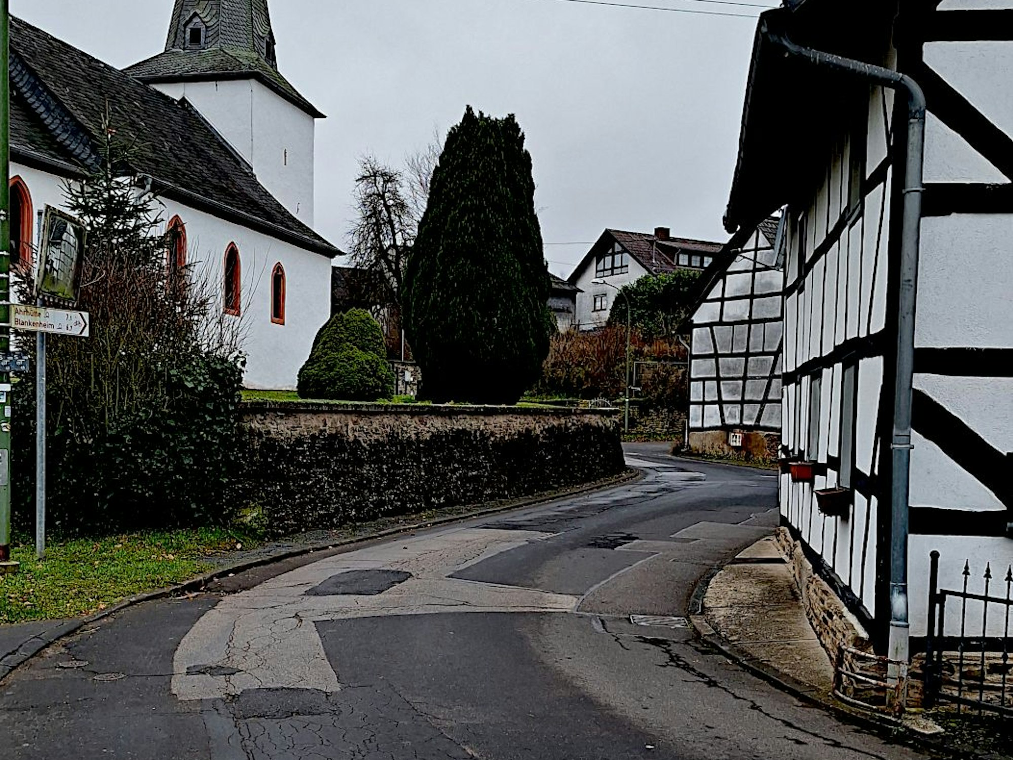 Ein Blick auf die alte Straße, im Hintergrund die Kirche.