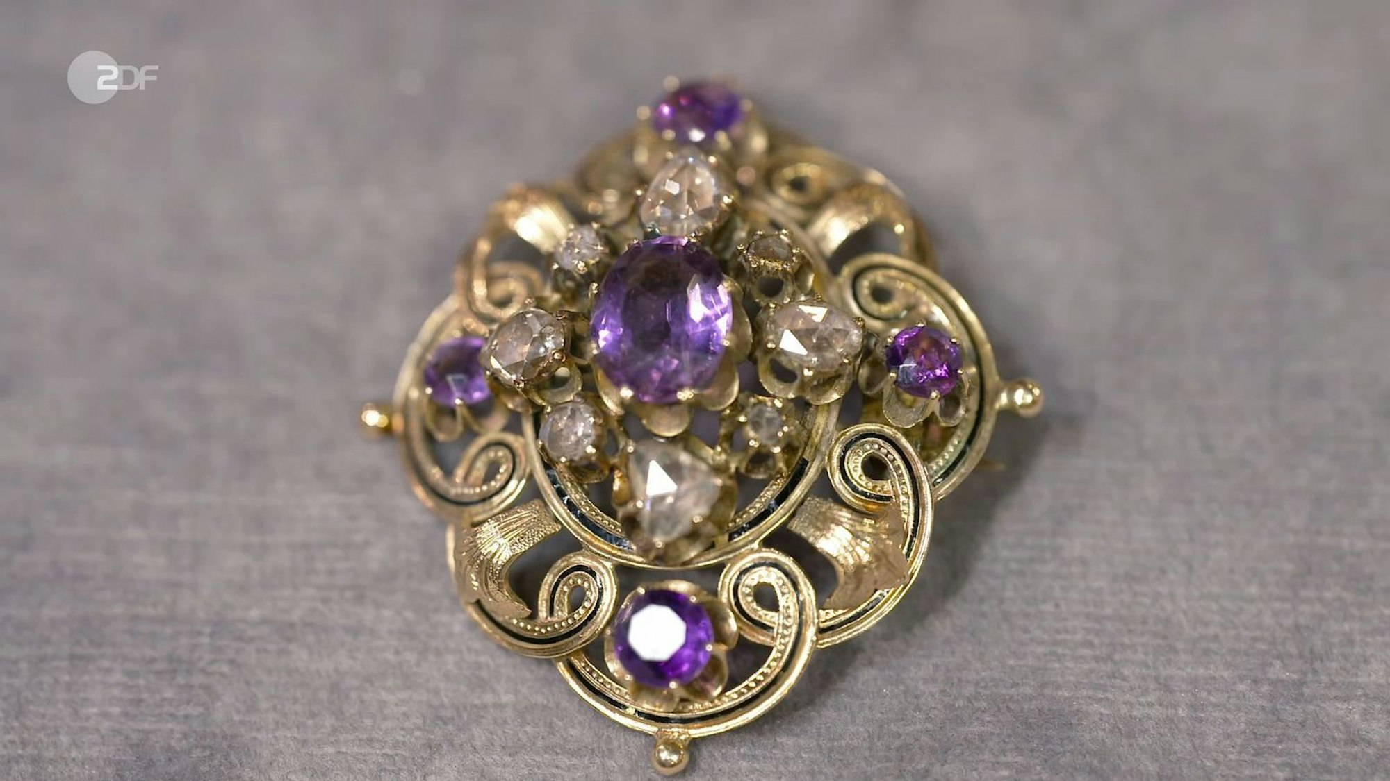 Die Brosche mit Amethysten und Diamanten aus den 1870er- oder 1880er-Jahren war 1.000 Euro wert. David Suppes kaufte das Schmuckstück für 820 Euro.
(Bild: ZDF)