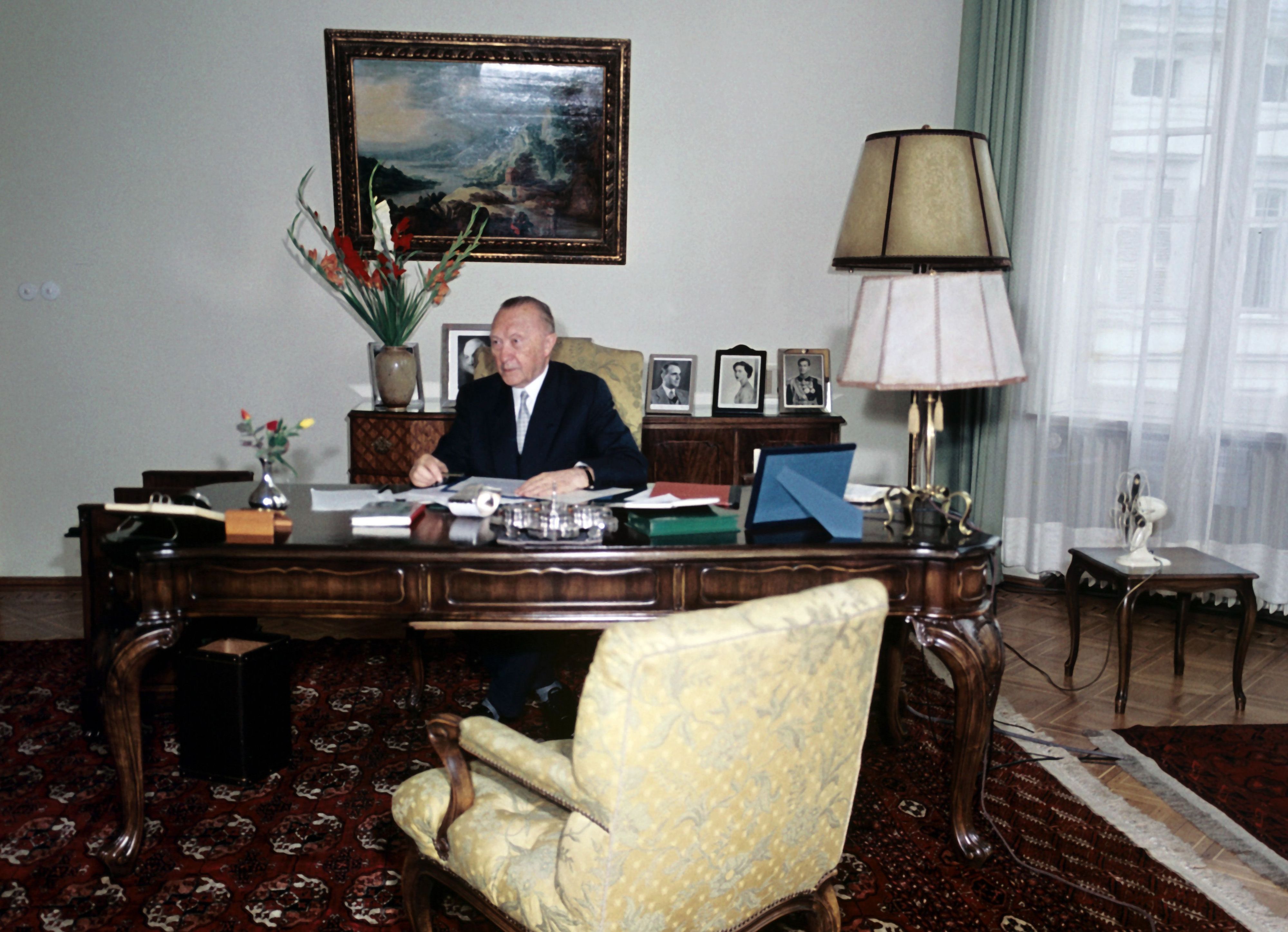 Bundeskanzler Konrad Adenauer sitzt 1959 in seinem Arbeitszimmer im Palais Schaumburg in Bonn (Nordrhein-Westfalen).