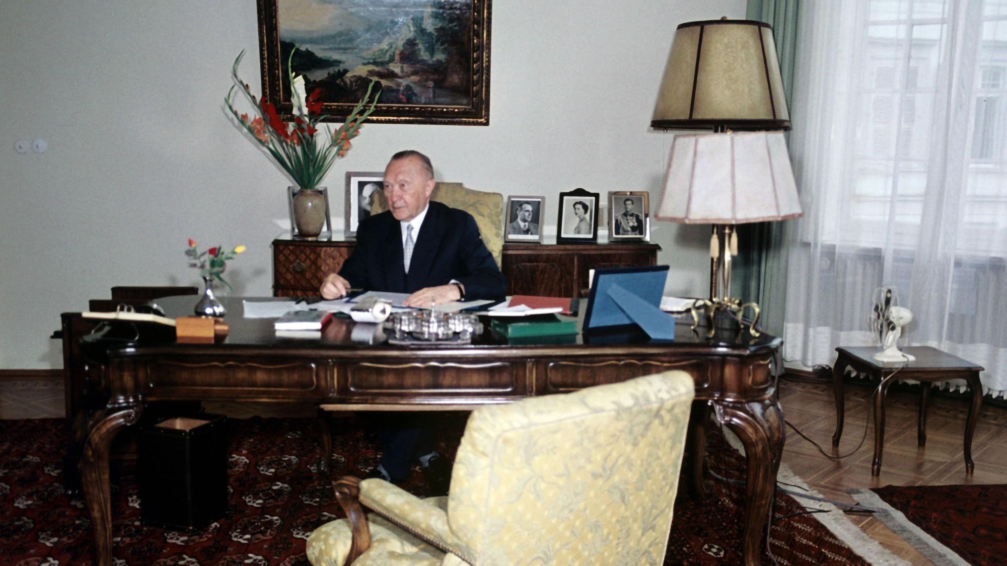 Bundeskanzler Konrad Adenauer sitzt 1959 in seinem Arbeitszimmer im Palais Schaumburg in Bonn (Nordrhein-Westfalen).