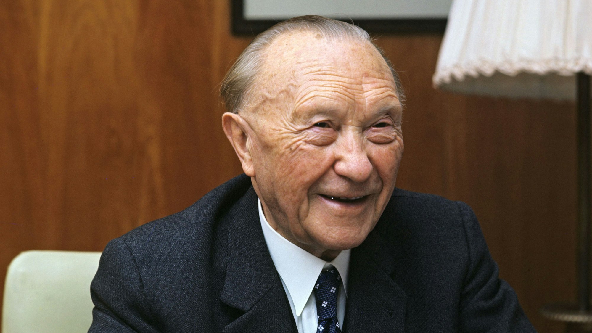 Altbundeskanzler Konrad Adenauer im Jahre 1966. Konrad Adenauer war von 1949 bis 1963 der erste Bundeskanzler der Bundesrepublik Deutschland und von 1951 bis 1955 zugleich Bundesaußenminister.