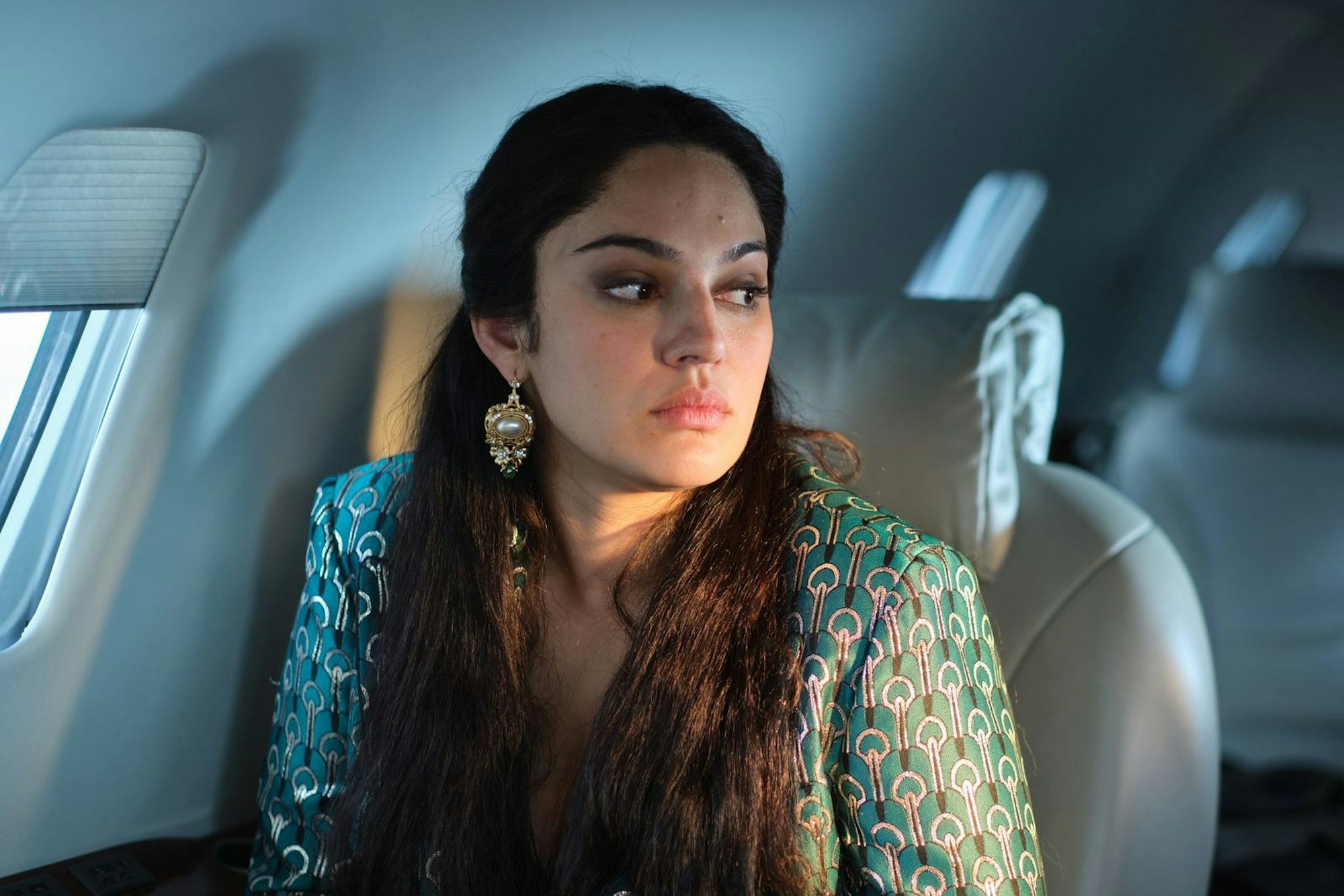 Ruja Ignatova (Nilam Farooq) denkt im Privatjet über ihr Leben nach - oder plant sie bereits ihr Verschwinden? (Bild: ZDF und Oliver Oppitz)