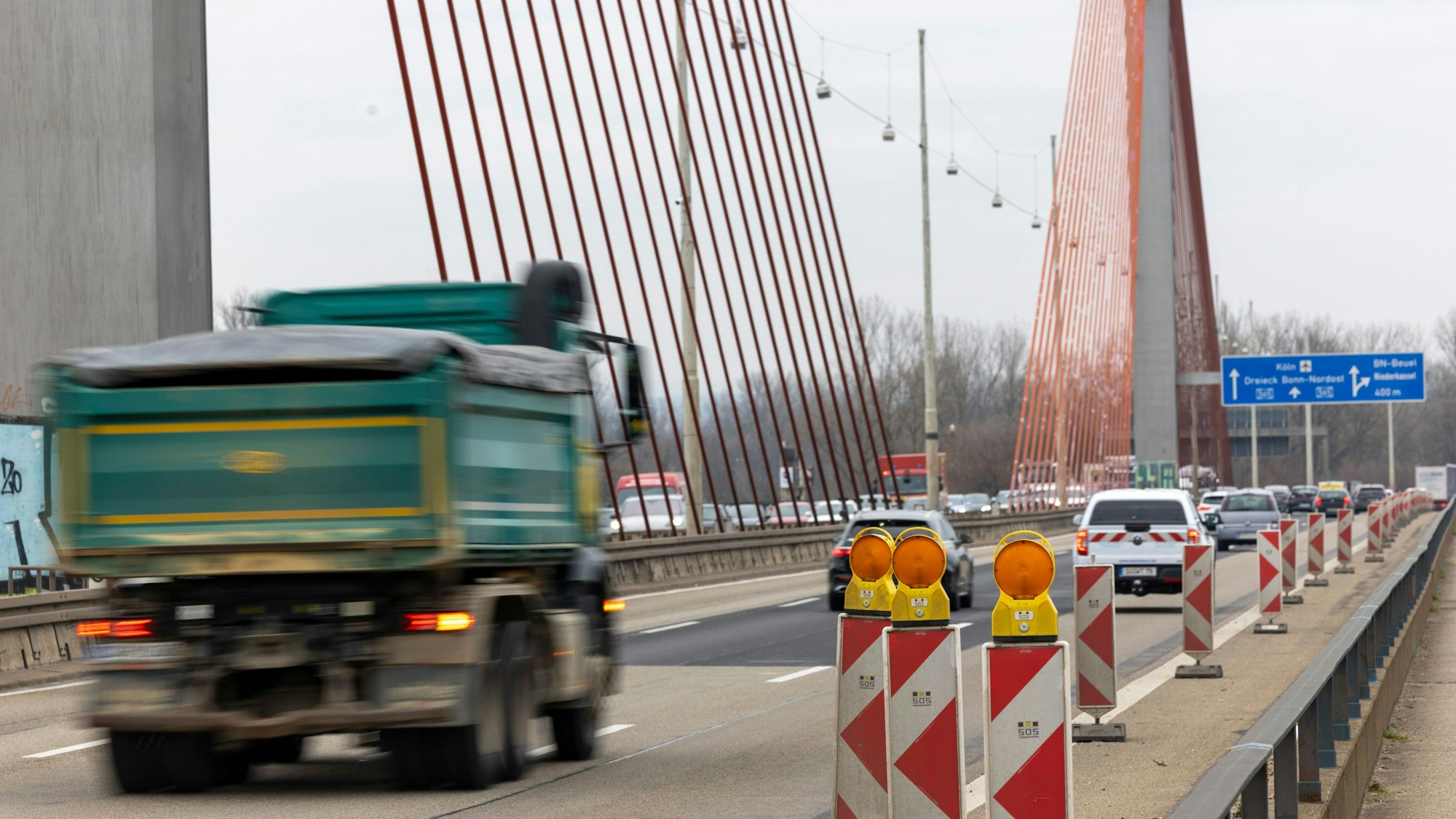 PRODUKTION - 17.12.2025, Nordrhein-Westfalen, Bonn: Die Bonner Nordbrücke (Friedrich-Ebert-Brücke, A565) führt über den Rhein. Ab Mitte Januar 2026 soll die Nordbrücke für Fahrzeuge über 7,5 Tonnen gesperrt werden. (zu dpa: «NRW droht neues Brücken-Chaos – Kritik an Bund und Land») Foto: Thomas Banneyer/dpa +++ dpa-Bildfunk +++