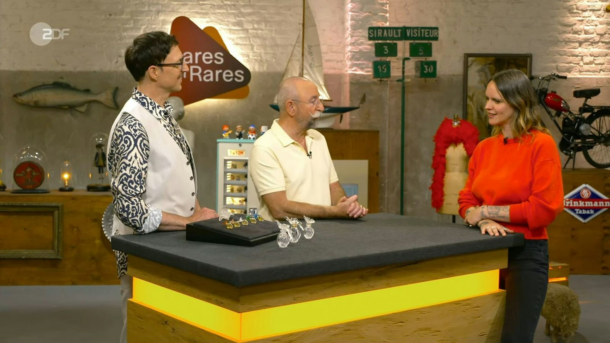 „Du kommst mir äußerst bekannt vor“, machte Horst Lichter große Augen, als er die Verkäuferin bei „Bares für Rares“ begrüßte. Ex-“Lindenstraße“-Star Cosima Viola wollte in der Trödelshow Erbstücke ihrer Oma verkaufen. (Bild: ZDF)