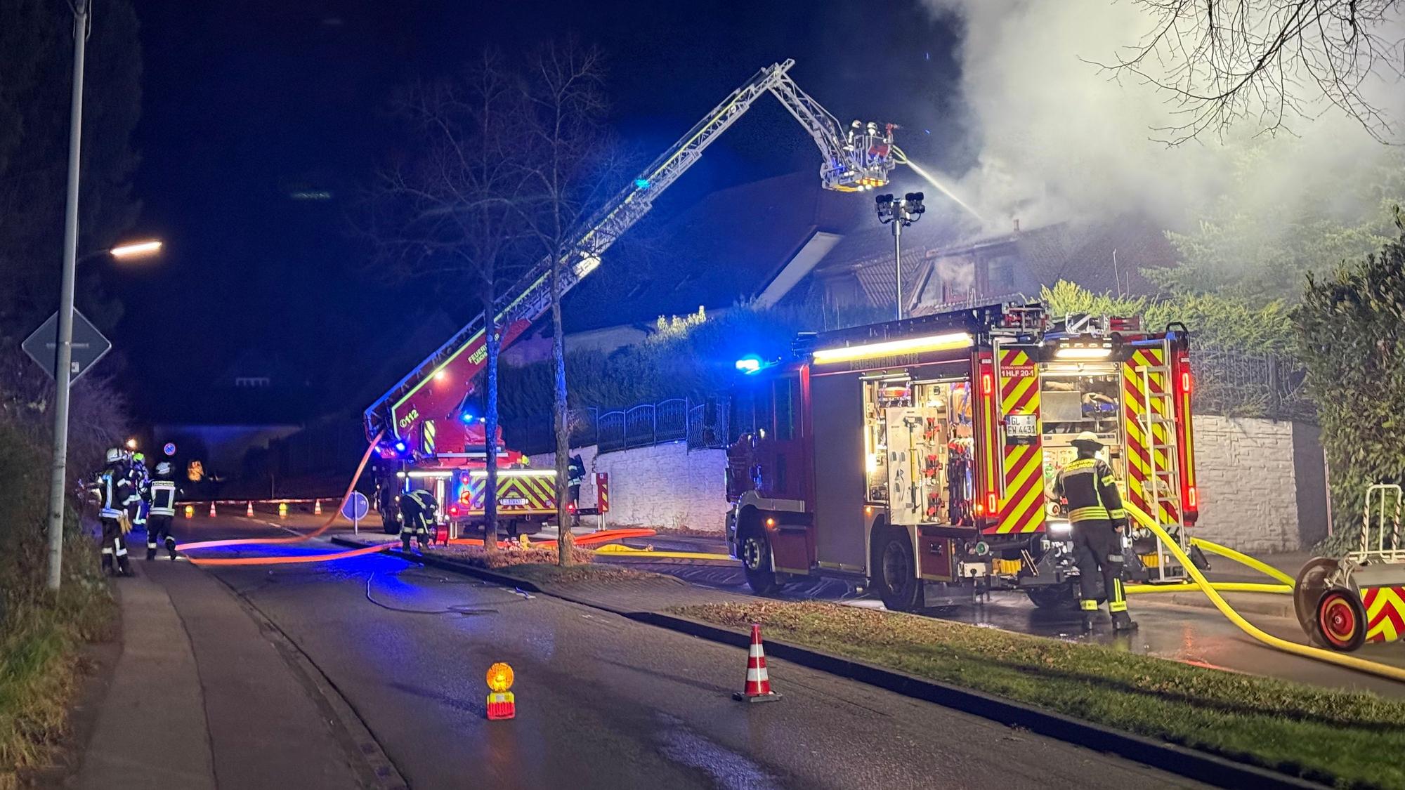 In der Nacht vom 23. auf den 24. Dezember bekämpfte die Feuerwehr einen Brand in einem Wohnhaus am Fritz-Hinrichs-Weg im Stadtteil Witzhelden.