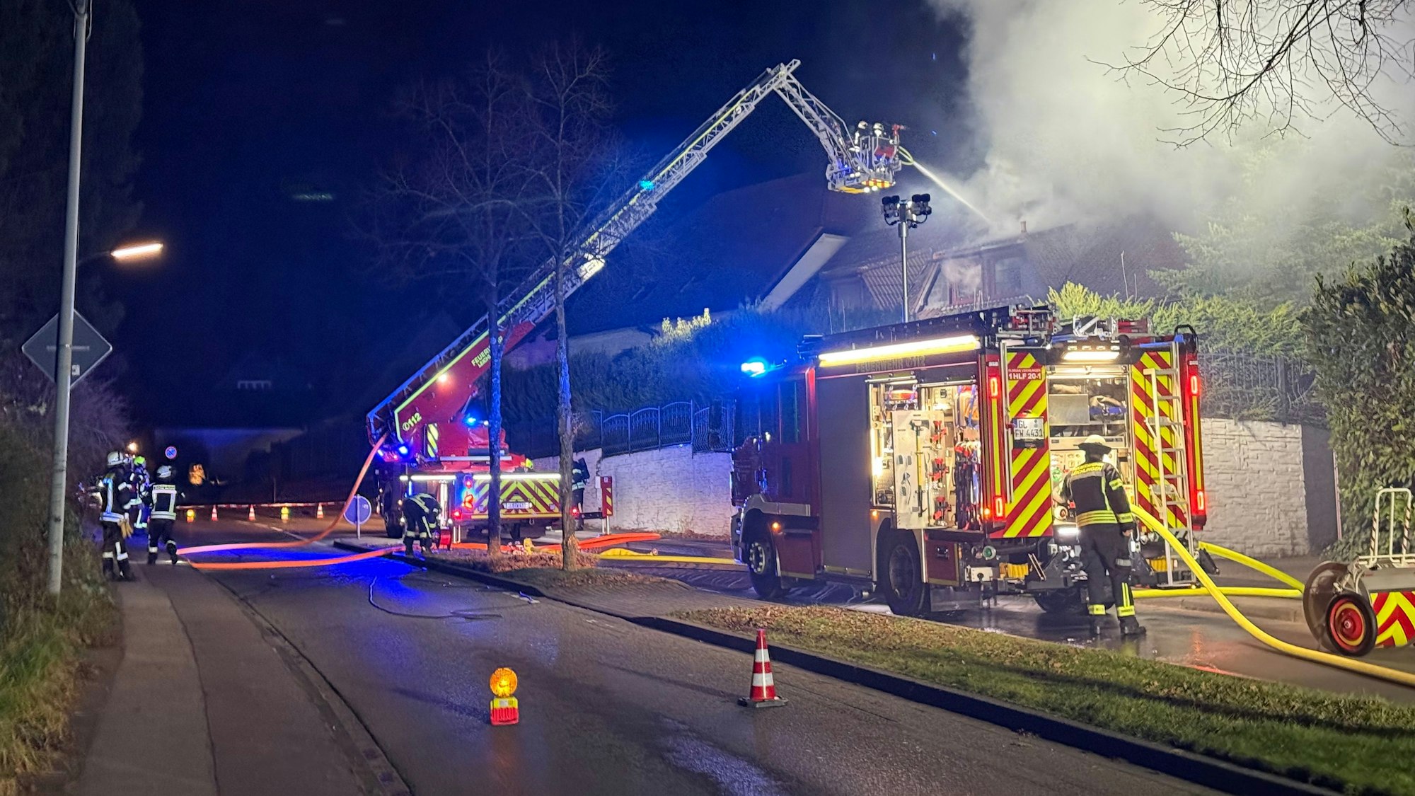 In der Nacht vom 23. auf den 24. Dezember bekämpfte die Feuerwehr einen Brand in einem Wohnhaus am Fritz-Hinrichs-Weg im Stadtteil Witzhelden.